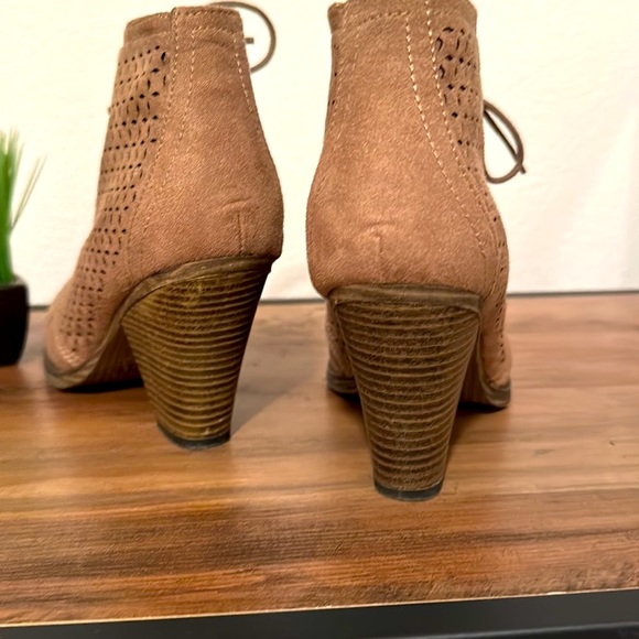 Mia booties - Picture 2 of 3